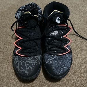 Kyrie Hybrid S2 PS ‘What The’